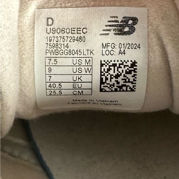 New balance 9060 Sneakers Like New Green White Womens 9 US - Picture 4 of 5